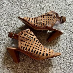 Tahari Women’s size 9 Evalyn Leather Open Toe Casual Slingback Sandals Heels